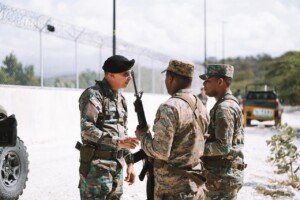 Comandante del Ejército inspecciona puestos en la frontera sur del país