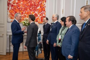 Abinader logra respaldo de Francia para acelerar obras del sistema de transporte nacional