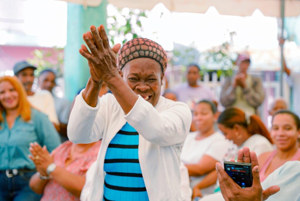 Carmen Araujo expresa su alegría al recibir su vivienda reconstruida. / Fuente externa.