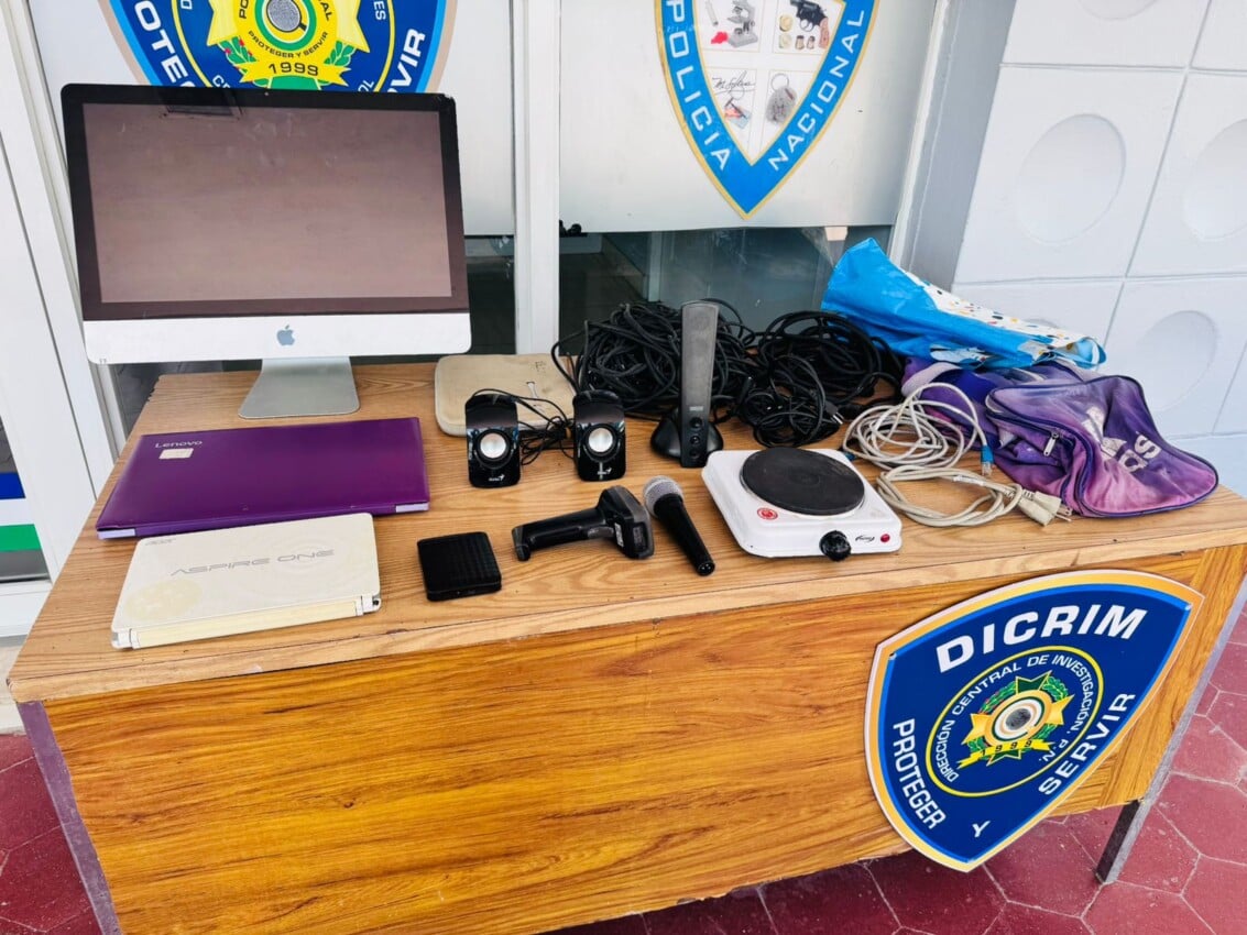 Policía recupera equipos robados al periódico El Camino; persigue a sospechoso