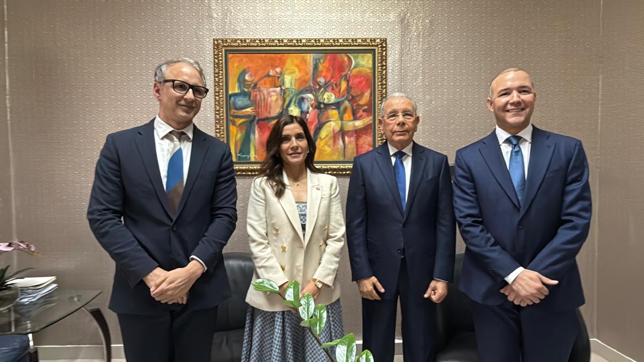 Expresidente Danilo Medina sostiene encuentro con la diplomática estadounidense Leah Campos