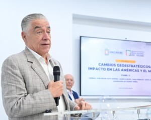 Expertos analizan el impacto geopolítico en el mundo actual durante panel en Unicaribe