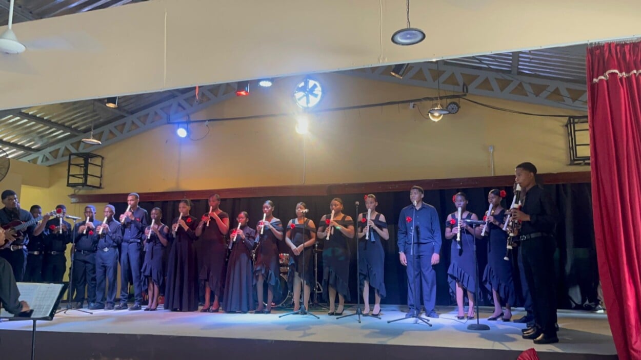 ¿Te lo perdiste? Tradiciones españolas suben a escena en Boca Chica