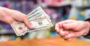 Nueva ley en Nueva York obliga a comercios a aceptar pagos en efectivo