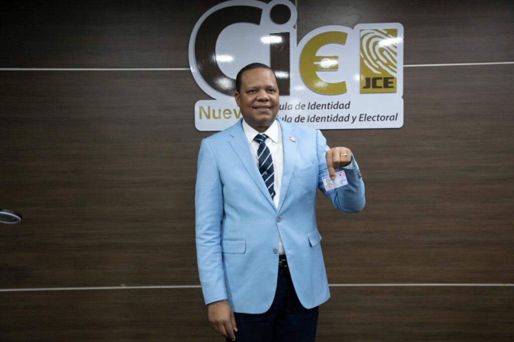 El director ejecutivo de Pro Consumidor, Eddy Alcántara, exhibe su nueva cédula de identidad electoral. 