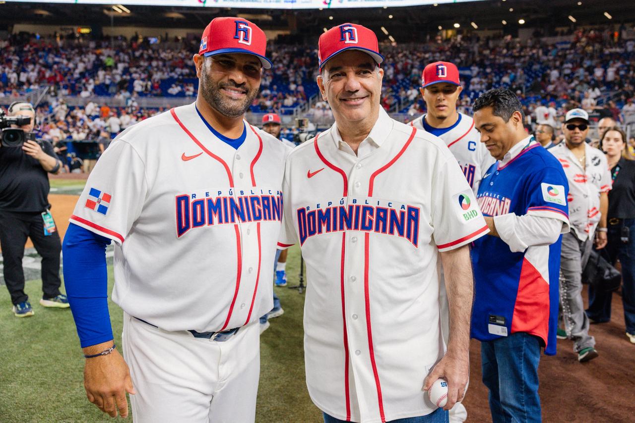 Abinader asiste al debut de RD en el Clásico y lanza primera bola