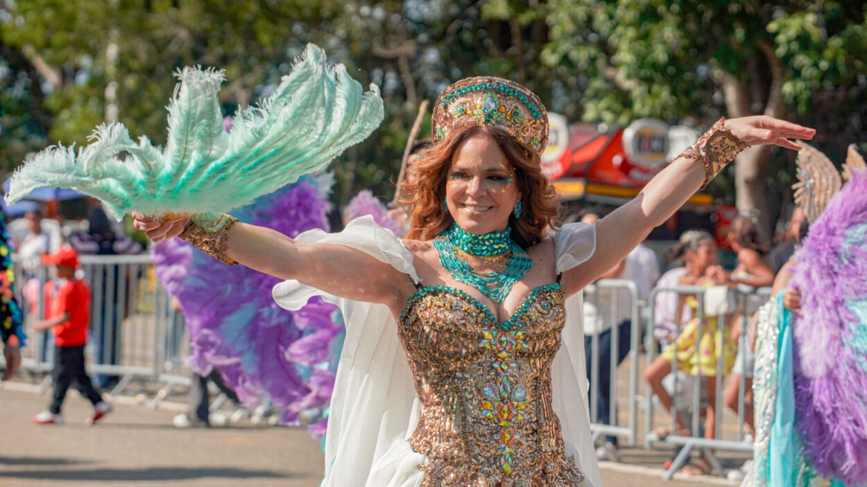 Brenda Sánchez sorprende en el Carnaval de Santiago con “La Furia de Atenea”