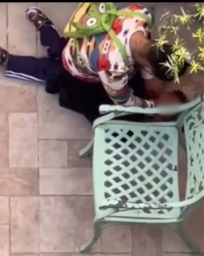 Imagen del vídeo en la que, se observa la mujer propinando maltrato a la niña.