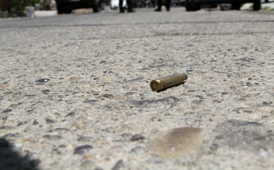 Hallan hombre muerto de disparo avenida 6 de Noviembre; portaba pistola y motocicleta.