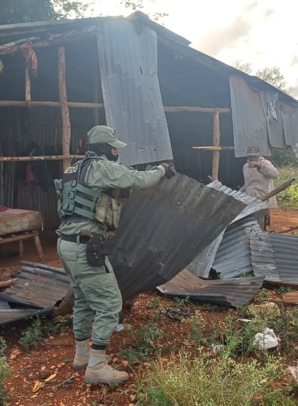 Un miembro de SENPA destruye una de las casuchas levantadas por haitianos en la Sierra de Bahoruco.