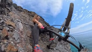 Ciclista e influencer cae por un barranco y el video desata polémica en redes ¿sucedió de verdad?