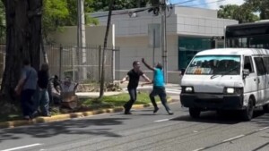 ¡Violencia! Choferes se enfrentan a golpes en plena vía y provocan tapón vehícular