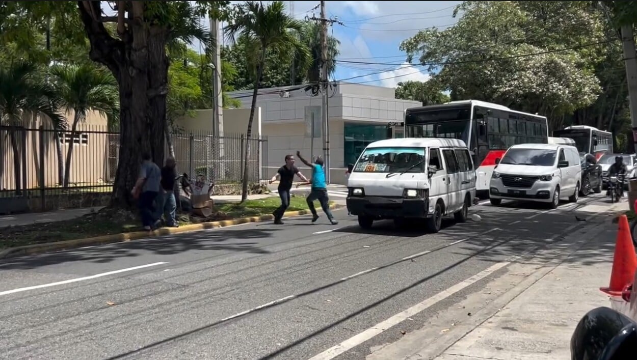 ¡Violencia! Choferes se enfrentan a golpes en plena vía y provocan tapón vehícular