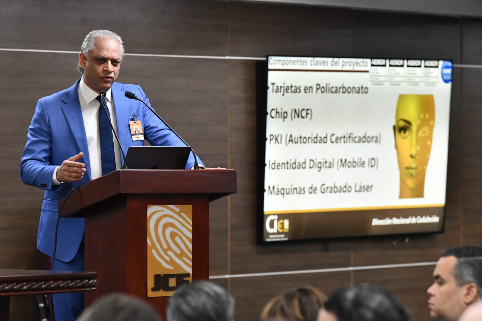 JCE presenta poderosa tecnología de la nueva cédula al sector financiero