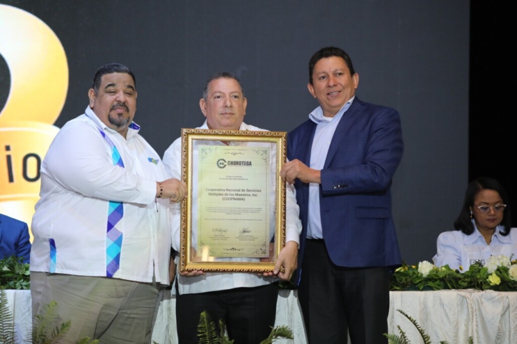 Esta celebración sirvió de escenario para que diversas delegaciones y cooperativas internacionales que se sumaron al festejo por el 55 aniversario reconocieran el éxito de COOPNAMA, otorgando distinciones que avalan el liderazgo y la exitosa trayectoria de la institución en el país.