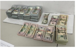 ¡Escándalo! Aduanas incauta más de US$350 mil sin declarar a un pasajero