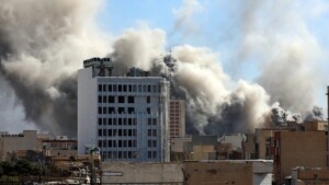 Emiratos Árabes Unidos cierran su embajada en Irán y retiran a toda su misión