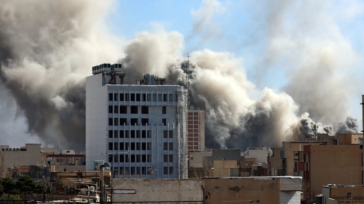 Emiratos Árabes Unidos cierran su embajada en Irán y retiran a toda su misión