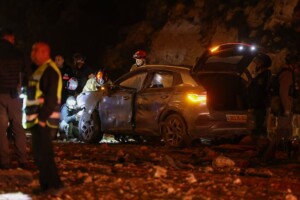 Varios heridos tras caer un misil iraní en una carretera de Jerusalén