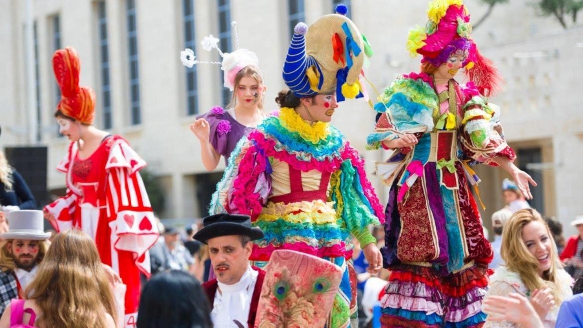 Israelíes celebran Purim, el carnaval judío, refugiados de los misiles de Irán