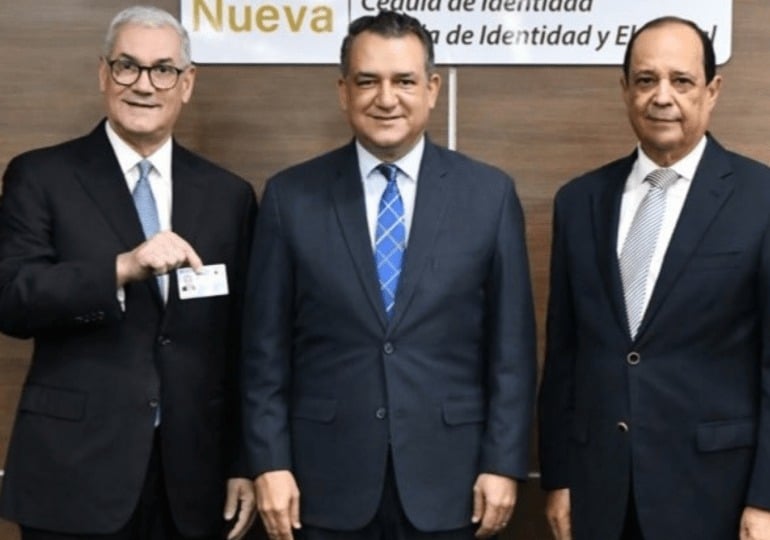 Gonzalo Castillo destaca proceso moderno y eficiente tras recibir la nueva cédula electrónica