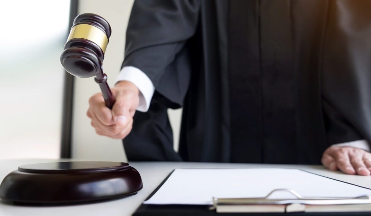 Condenan a 10 años a abogado por estafar empresario con documentos falsos en Monte Plata