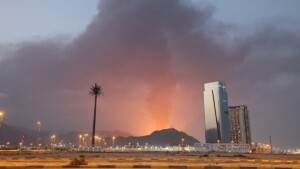 Arabia Saudí, Emiratos y Kuwait dicen que han interceptado ataques lanzados por Irán