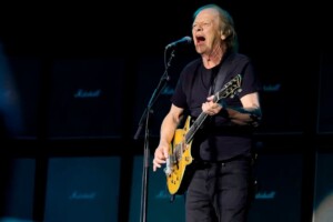 El guitarrista de AC/DC, Stevie Young, es ingresado en hospital de Buenos Aires