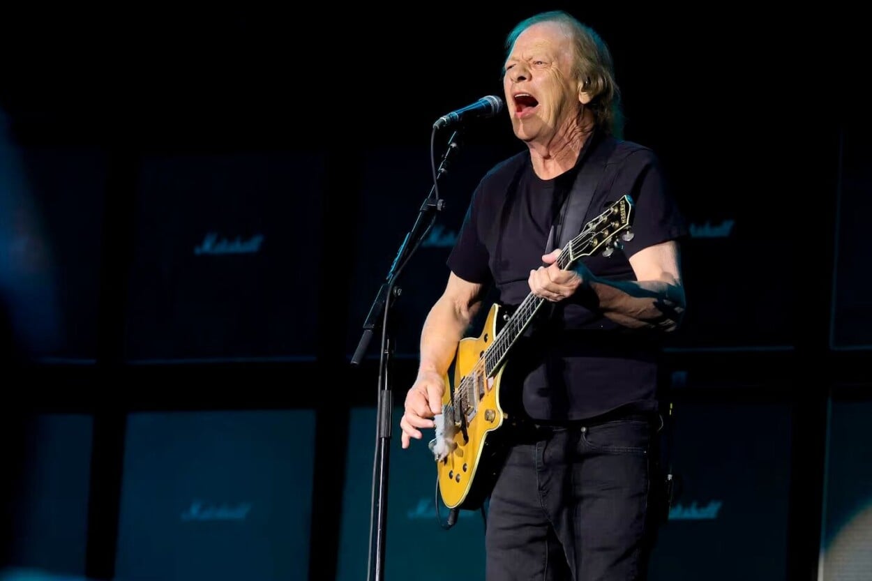 El guitarrista de AC/DC, Stevie Young, es ingresado en hospital de Buenos Aires