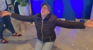 Emotiva reacción de mujer destaca impacto de Feria Inmobiliaria Banreservas