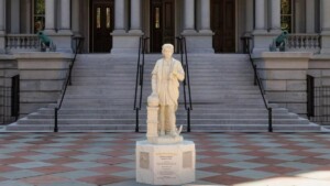 Trump instala una estatua de Cristóbal Colón en la Casa Blanca