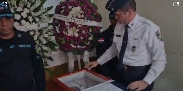 Director de la Policía asiste a velatorio de raso fallecido en cumplimiento del deber