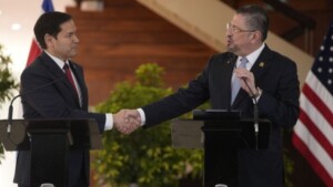 Costa Rica firma un acuerdo con EEUU para recibir a migrantes extranjeros en su territorio