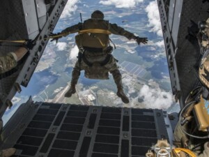 Pentágono ordenó desplegar 2,000 paracaidistas en Oriente Medio