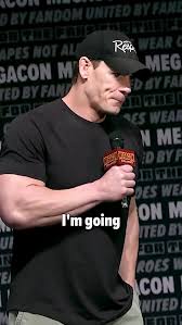 En medio del silencio de la sala, se pudo apreciar cómo Cena le susurraba palabras de aliento al oído mientras lo sostenía.