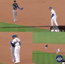 Lo que siguió fue un momento que rápidamente se volvió viral. En lugar de un toque frío o una jugada agresiva, Marte abrió los brazos invitando al corredor a unirse a él.