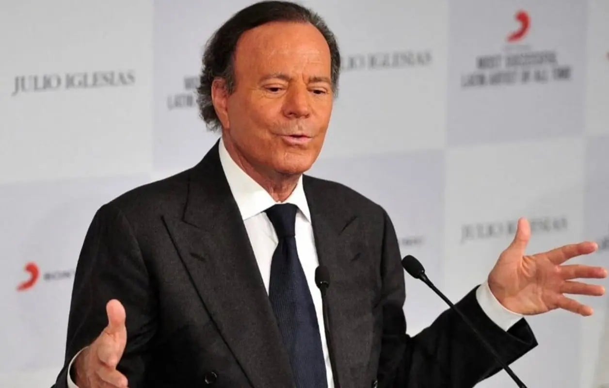 Julio Iglesias demanda periódico español por supuesto “montaje periodístico”