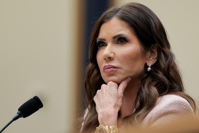 Redadas, escándalos y un avión de $70 millones: la crisis que tumbó a Kristi Noem