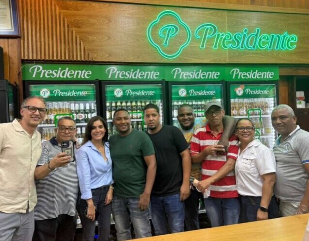 Embajadora de EE. UU. cambia agenda por música y coro en colmado dominicano