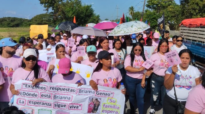 Cientos de moradores de la comunidad Barrero, en el municipio Villa Bisonó (Navarrete), iniciaron una jornada de reclamos a las autoridades para que transparenten el caso de Brianna Genbao y haya celeridad en el proceso de investigación.