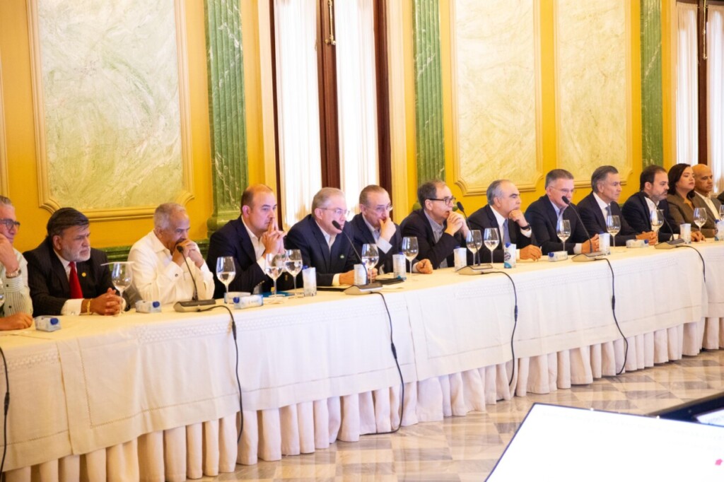 Empresarios escuchan atentos propuestas del Gobierno ante posibles alzas en precios de productos básicos.