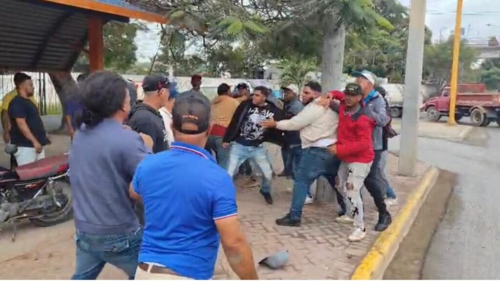  Un enfrentamiento entre choferes de las rutas F y S-O en Santiago,  dejó varios conductores heridos y al menos una decena de vehículos del transporte público con daños.