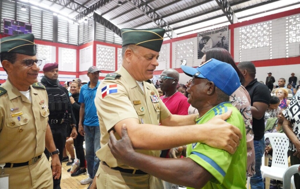 El ministro de Defensa, Carlos Antonio Fernández Onofre, saluda a uno de los pensionados que participó en la actividad