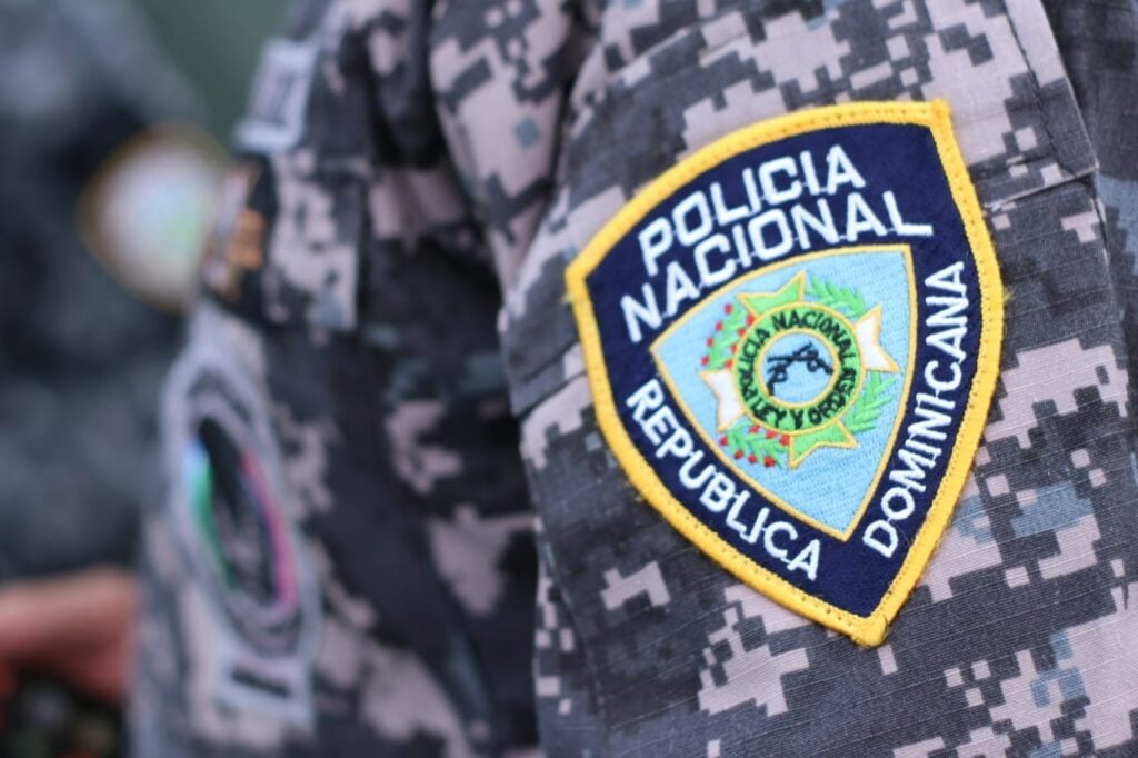 Agente de la Policía Nacional tras la captura del hombre deportado desde EE.UU., nombrado como de Edivar Victoria Peralta (a) “El Chapo”, quien está siendo señalado como la persona que habría ordenado la muerte de Rubén Darío Castillo
