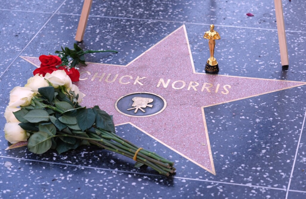 Un Óscar de juguete fue dejado en la estrella del Paseo de la Fama de Hollywood en honor al fallecido actor Chuck Norris, quien murió el jueves a los 86 años, el viernes 20 de marzo de 2026, en Los Ángeles. (Foto AP/Chris Pizzello)