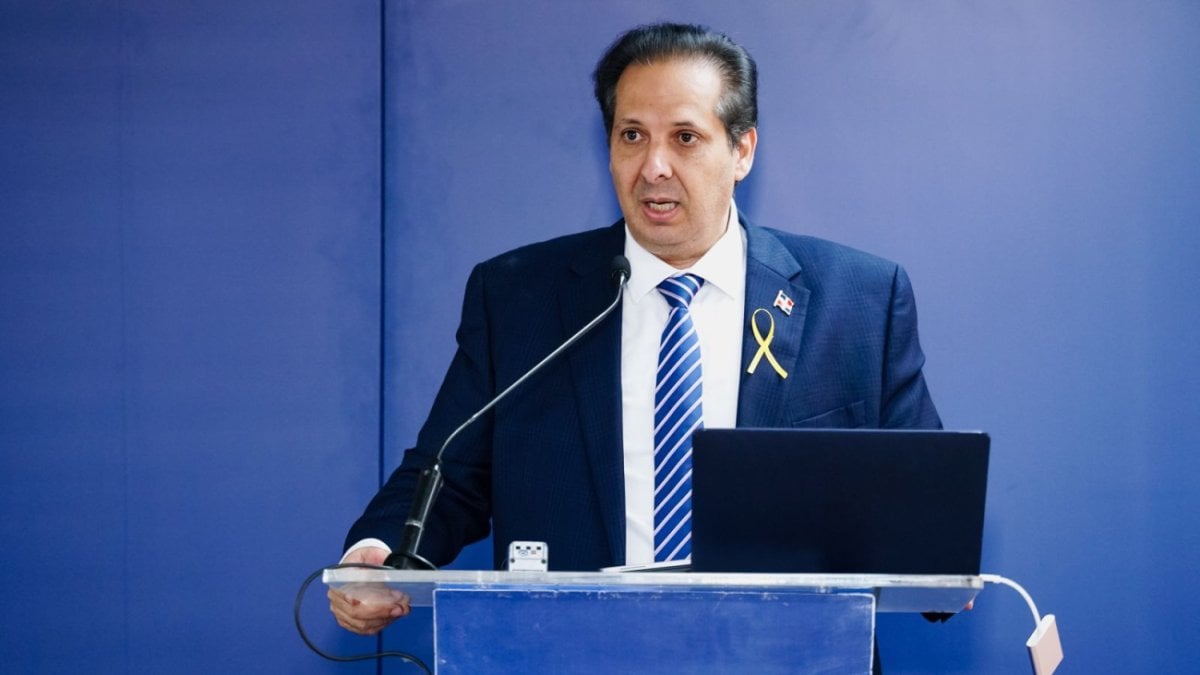 Ministro Salud dice clínica tenía prohibido realizar cirugías