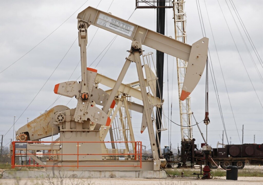 El precio del petróleo intermedio de Texas (WTI) retrocedió casi 12 % en la jornada, en medio de volatilidad en los mercados energéticos y cambios en la percepción del riesgo geopolítico.