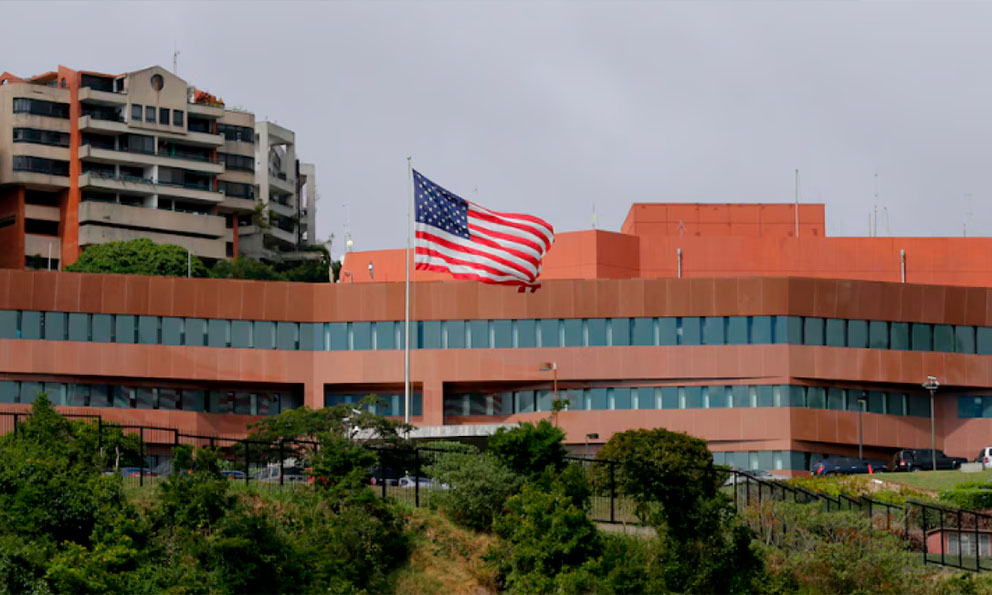 La bandera de EE.UU. vuelve a ondear en Venezuela tras siete años