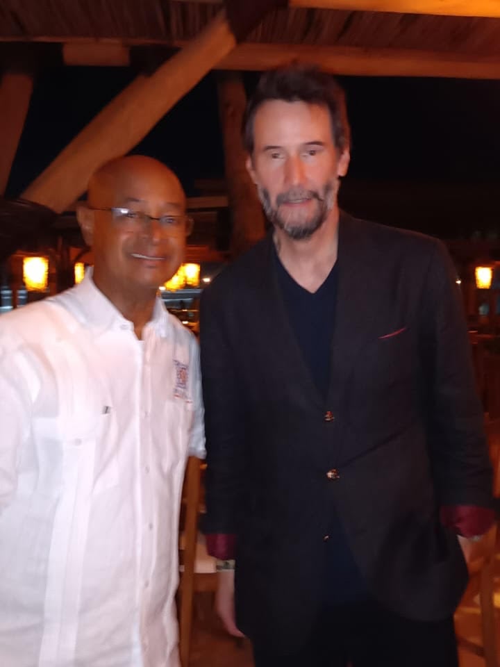 Keanu Reeves es visto degustando la gastronomía criolla en Boca Chica