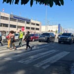 ¡Alivio! Agente de la DIGESETT pone orden en peligroso cruce peatonal de la Kennedy esquina San Martín
